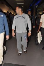 Salman Khan return from Dubai after performing at Ahlan Bollywood show in Airport, Mumbai on 3rd Dec 2012 (12).JPG